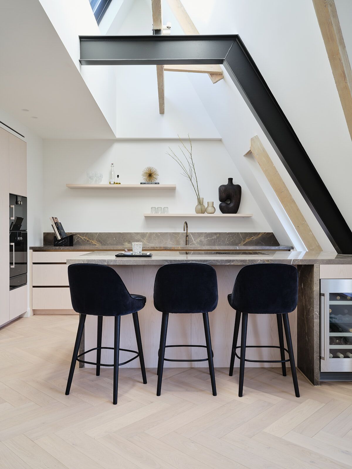 Keuken met bar en marmeren werkblad