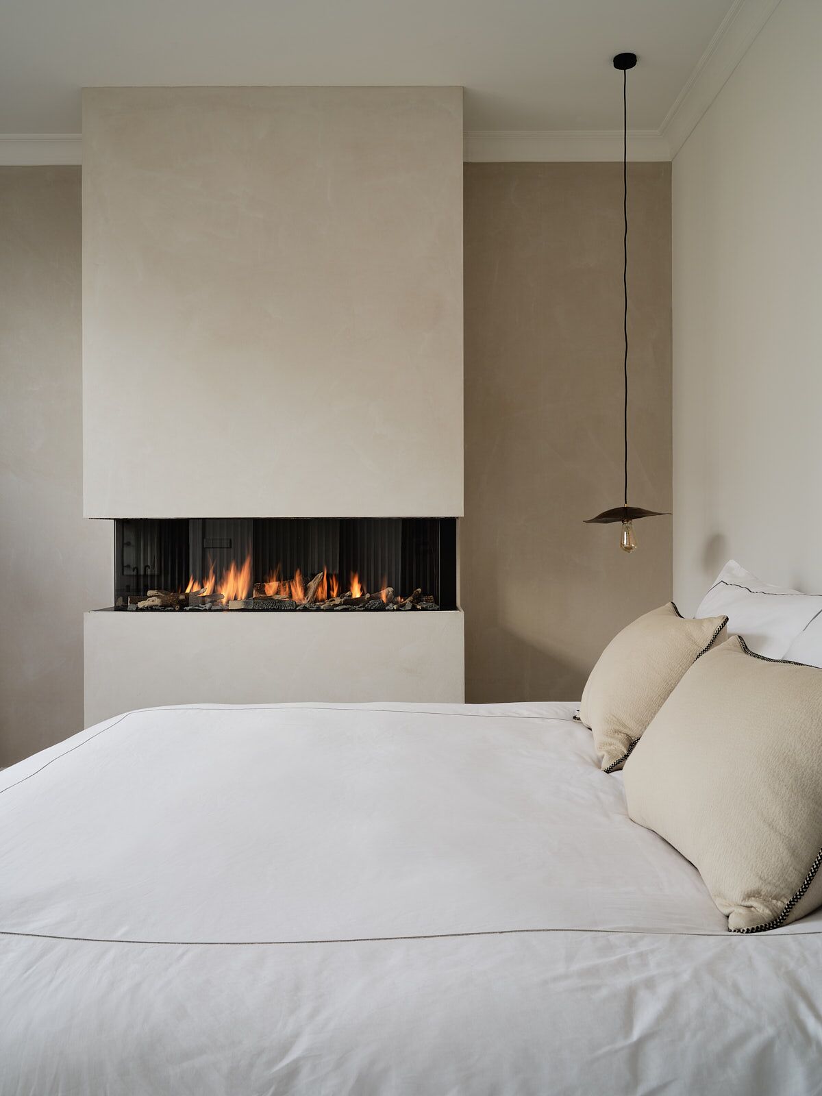 Slaapkamer met een ingebouwde haard