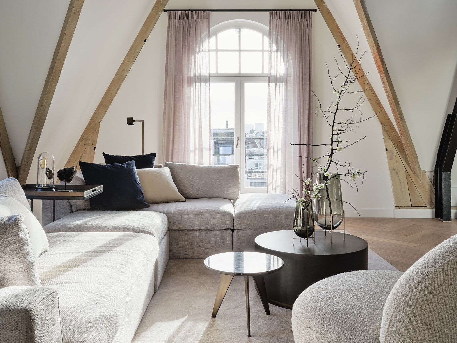Zithoek onder houten spanten bij het raam