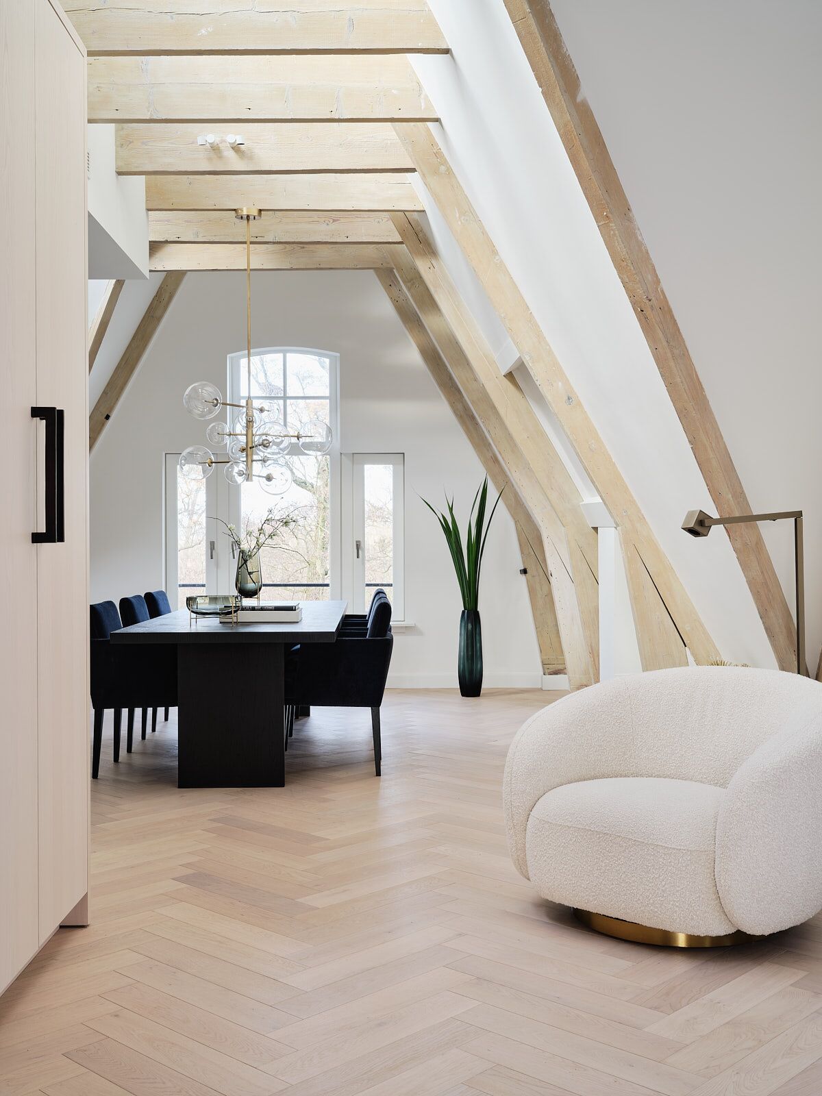 Zolderverdieping met zichtbare houten spanten