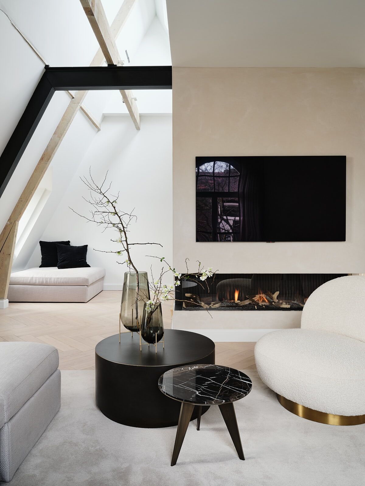 Zithoek onder houten spanten met een ingebouwde haard